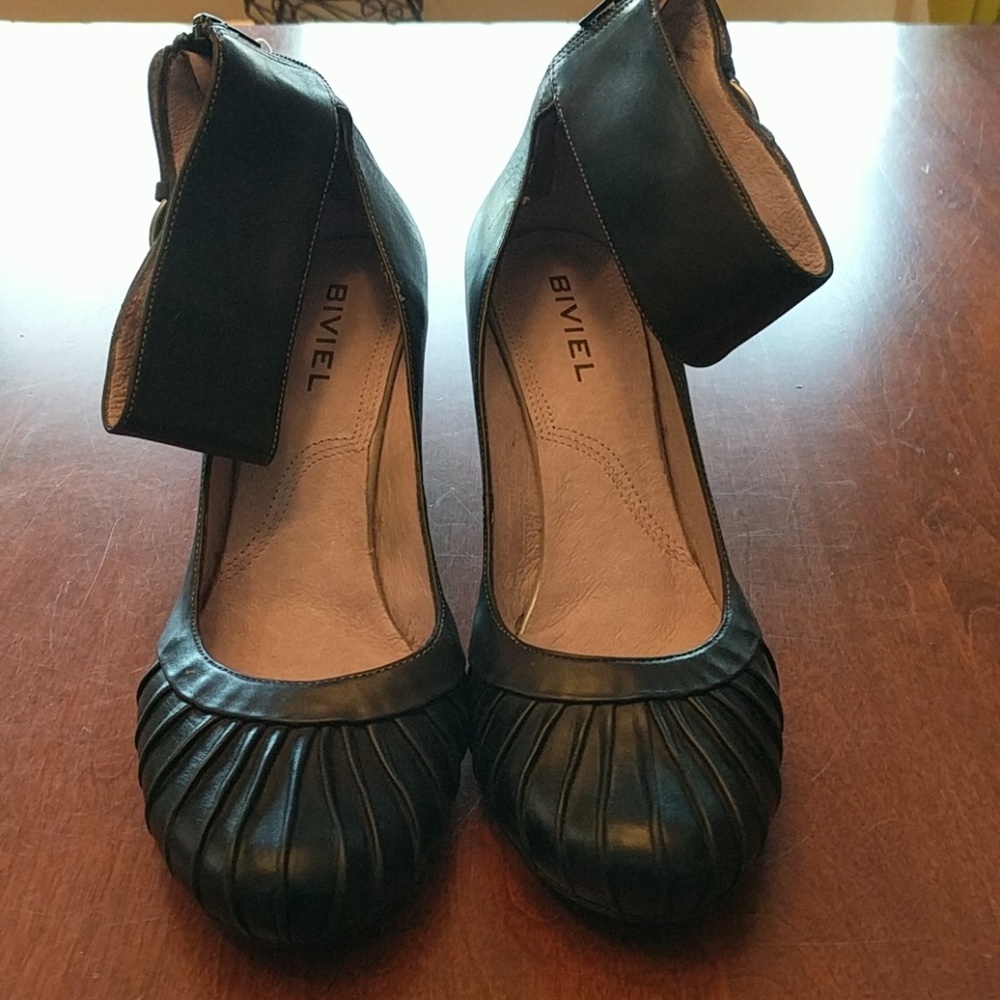Shoes - Picture 2 of 7